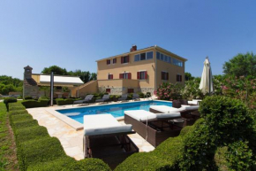 Beautiful villa Divina with large pool, sauna & hydrommassage near Pula, high level of privacy